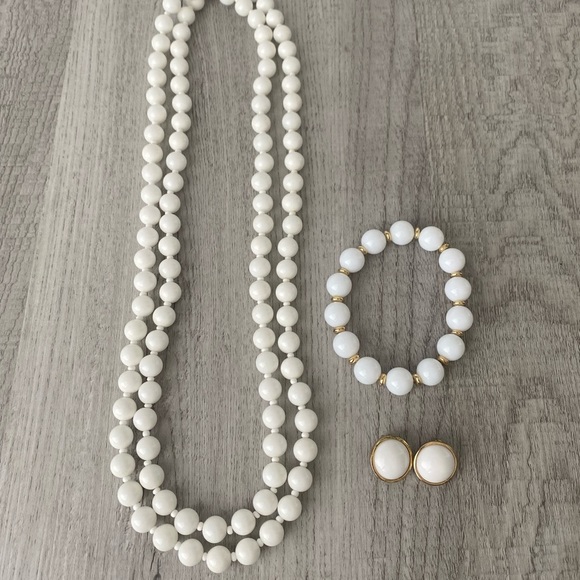 Vintage white beaded necklace, earrings and bracelet - Picture 1 of 5